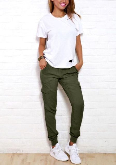 Sporty look with cargo pants and white t shirt Hole Outfits, Stylish Gym Outfits, Celana Jogger Wanita, How To Wear Joggers, Fishtail Braid, Athleisure Outfits, Green Pants, Sporty Outfits, Sportswear Women