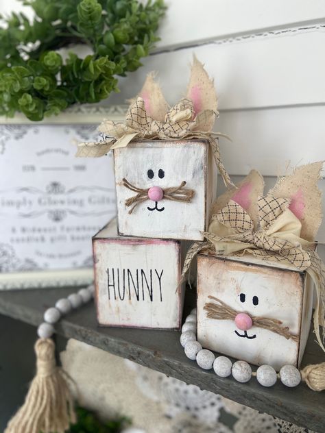 Adorable Easter bunny block art for Spring decorating Paper Roll Easter Crafts, Easter Market Ideas, Easter Blocks Wood, Easter Crafts To Sell Gift Ideas, Spring Wood Crafts To Sell, Spring Wood Projects, Easter Wood Crafts Diy, Farmhouse Crafts Diy, 2 X 4 Projects