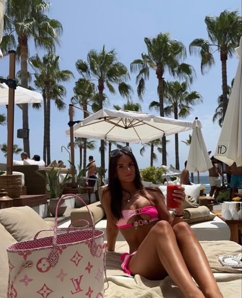 Nikki Beach - Marbella - Louis Vitton - Pink Miami Nikki Beach, Nikki Beach Miami Outfit, St Tropez Party, Nikki Beach Marbella, Marbella Outfits, Nikki Beach Miami, Miami Birthday, Slay Fits, Miami Aesthetic