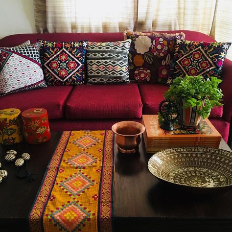 Boho Living Room Red Couch, Red Couch Decor Living Room, Red Couch Interior Design, Living Room Decor Red Couch, Red Sofas Living Room Ideas, Red Boho Living Room, Living Room With Red Couch, Red Sofa Decor, Red Sofa Living Room Ideas