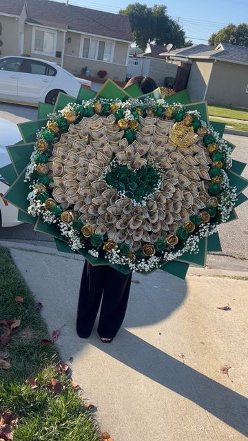 Money bouquet🤑&floral supplies🤎 on Instagram: "Emerald green and gold for a quince 👑 100, $10 bills = $1,000 💸 inside this bouquet 😩🔥 #moneybouquet #moneybouquetbyluxurybouquetss #luxurybouquetss" Money Bouquet Quince, Quince Money Bouquet, Emerald Green Cake Ideas Quince, Green Cake Quince, Green Money Bouquet, Emerald Green Quince Bouquet, Big Money Bouquet, Quince Decorations Emerald Green, Princess And The Frog Bouquet