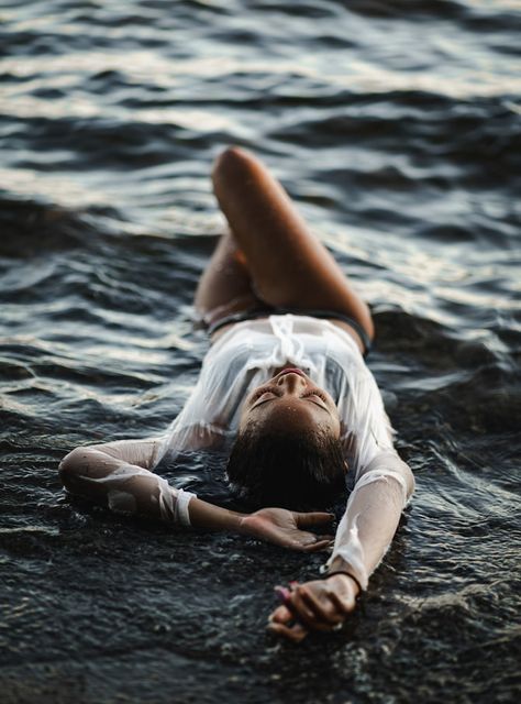 Beach Fashion Photography, Beach Photo Inspiration, Lake Photoshoot, Bouidor Photography, Beach Photo Session, Water Shoot, Woman In White, Summer Picture Poses, Beach Model