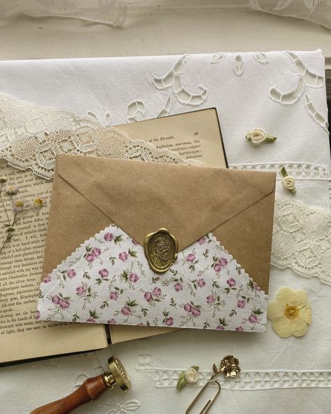 𝒥ℴ𝓇𝒹𝒶𝓃 🕊️🌸 on Instagram: “Springtime penpal letters 💌🌸🥰 I found this calico floral at the fabric store and knew exactly what I wanted it for 🙊 Also, thank you to my…” Handwritten Letter Aesthetic, Penpal Letters, Pen Pal Letters, Letter Gifts, Handwritten Letters, Junk Journaling, Letter I, Mail Art, Letter Writing