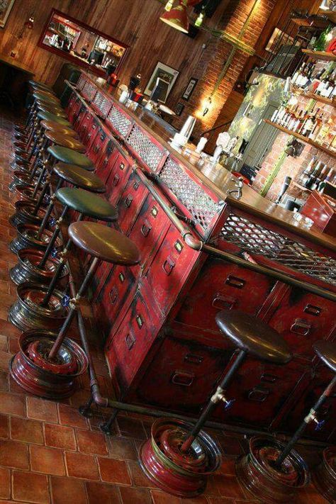 Clever Bar Deco, Restaurant Vintage, Industrial Style Home, Bar In Casa, Kursi Bar, Decoration Restaurant, Vintage Industrial Decor, Industrial Bar, Bar Interior