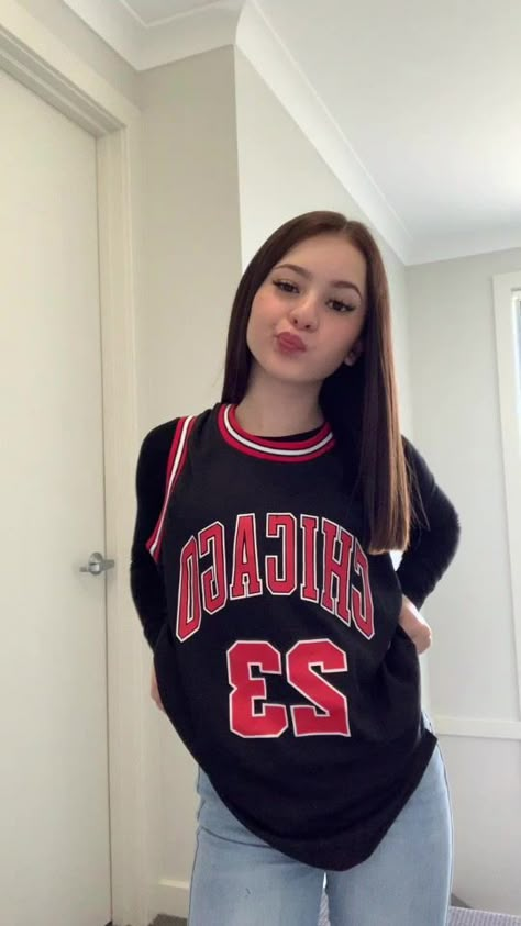 Jerseys Outfit, Basketball Girls Outfits, Sports Jersey Outfit, Basketball Game Outfit Women, Basketball Jersey Outfit, Outfit Jersey, Basketball Game Outfit, Football Jersey Outfit, Nba Outfit