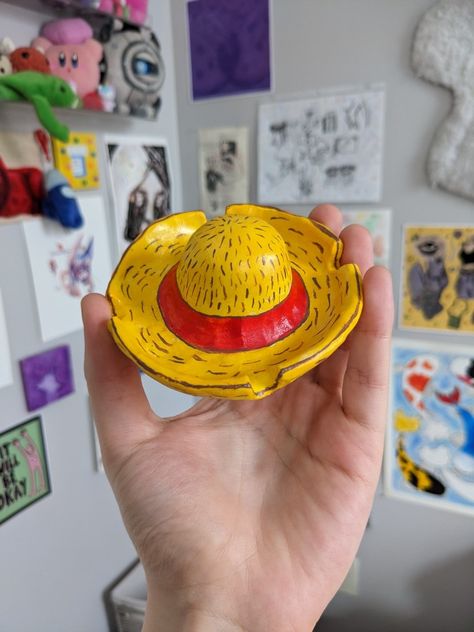 luffy hat custom ashtray Air Dry Ashtray Ideas, One Piece Ceramic, One Piece Pottery, Coil Projects, Clay Art Ashtray, Clay Crafts Ashtray, Luffy Clay Art, Polymer Clay Ashtray Diy, Pottery Ashtray Ideas