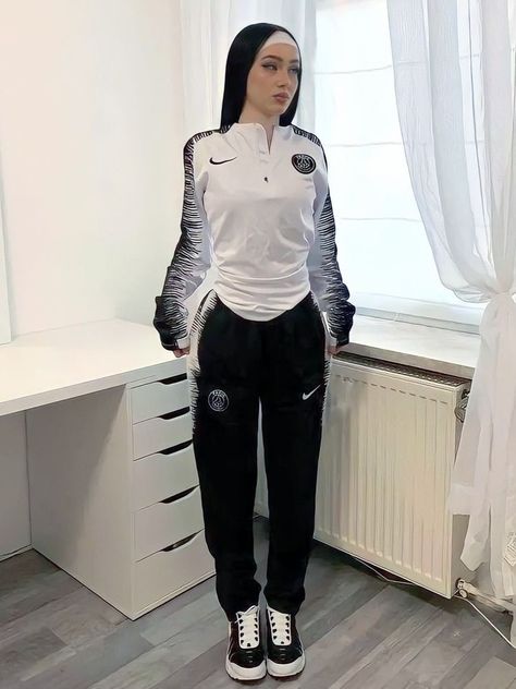 Roadman Style Women, Hijabi Football Outfit, Nike Womans Outfits, Hijabi Football, Nike Tracksuits Woman, Nike Tracksuit Outfit Women, Outfit Maranza, Sportif Outfit, Women Tracksuit Outfit