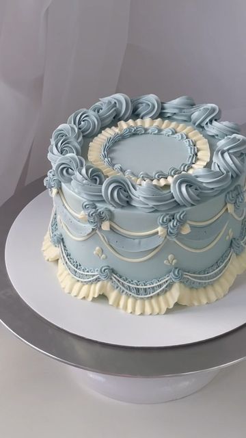 Blue Color Cake Design, Baby Blue Cake Birthday, Pastel Blue Cake Aesthetic, Blue Birthday Cake Aesthetic, Coastal Birthday Cake, Old Money Cake, Birthday Cake Blue And White, Blue Cake Aesthetic, Blue And White Birthday Cake