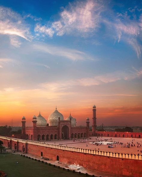 Badshahi Masjid, Badshahi Mosque, Pakistan Beauty, Pakistan Photos, Beauty Of Pakistan, Beautiful Pakistan, Pakistan Travel, Mughal Architecture, Soul And Spirit