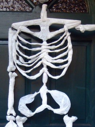 Diy Halloween Skeleton, Life Size Skeleton, Wire Coat Hangers, Scary Halloween Decorations Outdoor, Scary Halloween Decorations Diy, Halloween Skeleton Decorations, Easy Diy Halloween Decorations, Homemade Halloween Decorations, Creepy Halloween Decorations