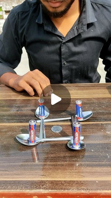 Fork Battery Coin Experiment, Battery Spoon Coin Experiment, Battery Experiments, Science Activity For Preschool, Cool Science Experiments For Kids, Science Project Ideas, Kids Science Experiments, Science Activity For Kids, Science Experiments Kids Preschool