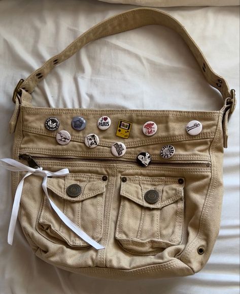 coquette gilmore girls aesthetic 2000s downtown girl cargo messenger bag pins cute Styling Messenger Bag, Messenger Bag Accessories, Cargo Messenger Bag, Brandy Melville Messenger Bag, Mailman Bag Aesthetic, Messenger Bag Pins Aesthetic, Decorating Messenger Bag, Aesthetic Book Bag, Downtown Girl Wishlist Ideas