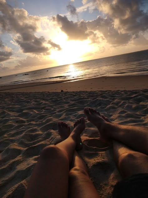 beach couple Beach With Husband, Beach Selfie Ideas For Couples, Goa With Boyfriend, Beach Selfies With Boyfriend, Beach Trip Couple, Beach Pics With Boyfriend Romantic, Hawaii Couples Aesthetic, Self Timer Beach Pictures With Boyfriend, Couple In Mexico