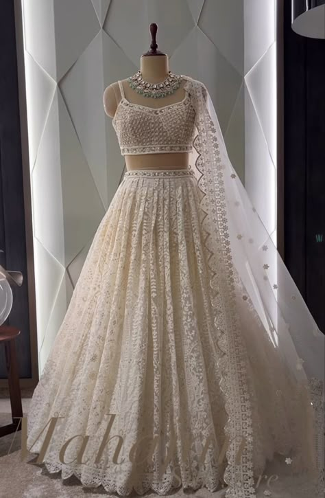 Minimalistic Lehenga, Ghagra Choli Modern, Net Neck Designs For Gown, Wedding Function Dresses Indian, Reception Lehenga Bridal Indian, Dj Night Outfits, Lengha Modern, Classy Lehenga, Modern Lehenga Designs