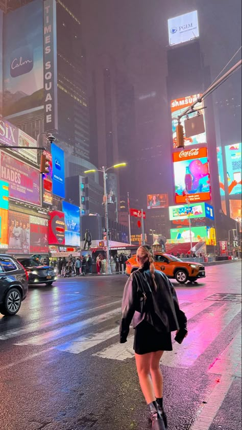 New York City Aesthetic Times Square, Travel Nyc Aesthetic, Nyc City Aesthetic Night, Nyc Aesthetic Times Square, New York City Travel Aesthetic, New York Work Aesthetic, New York Photo Ideas Times Square, Work Trip Aesthetic, Nyc Girls Trip Aesthetic