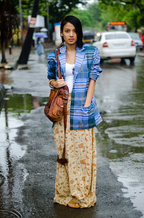 15 Stylish Indian Street style Fashion Ideas for Women Mumbai Street Fashion, Indian Diversity, Fusion Wear Indian, Indian Street Style, Street Style India, Prince Fashion, Eccentric Fashion, Western Blouse, Fusion Wear