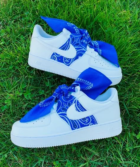 Tenis Nike Jordan, Dream Quinceanera, Custom Jordan, Nike Shoes Blue, Royal Blue Shoes, Custom Shoes Diy, Nike Shoes Air Force, Blue Bandana, Nike Shoes Girls