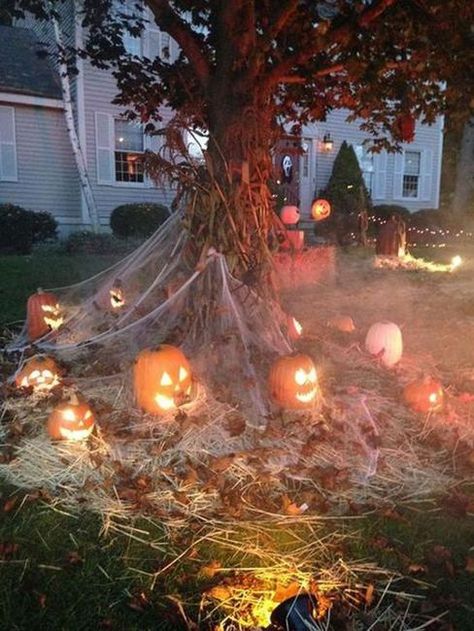 Creative Family-Friendly Halloween Ideas, Themed Yard Decorations Diy Halloween Dekoration, Scary Halloween Decorations Outdoor, Scary Halloween Decorations Diy, Dekorasi Halloween, Halloween Diy Outdoor, Halloween Decor Diy, Halloween Outside, Casa Halloween, Halloween Fest