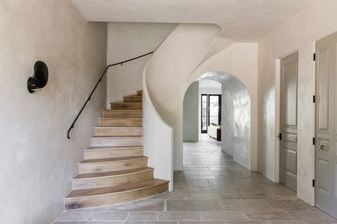 Opalescent Venetian plaster in a Herzig-designed L.A. home | archdigest.com Vanessa Alexander, Deia Mallorca, Lime Plaster, Venetian Plaster Walls, Polished Plaster, Venetian Plaster, Wooden Stairs, Tuscan Decorating, Wall Finishes