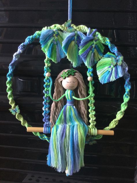 Barbie Macrame, Macrame Doll Hair, Butterfly Macrame, Macrame Mermaid Doll, Macrame Doll In Frame, Macrame Projects Ideas, Macrame Doll Ornament, Diy Yarn Dolls, Macrame Nursery