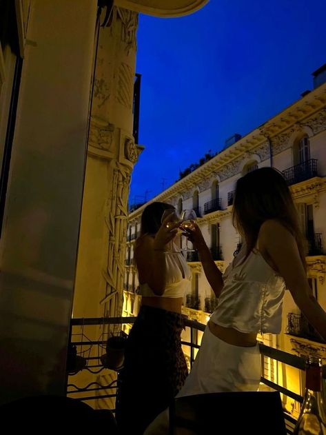 Paris Aesthetic Best Friends, Balcony Friends Aesthetic, City Date Aesthetic, Friends Nyc Aesthetic, Beginners Skincare, Simple Chic Outfits, Nyc Picture Ideas, Reset Ideas, Weekend Reset