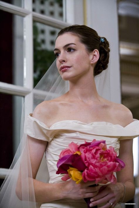 Anne Hathaway Wedding, Anne Hattaway, Anne Hathaway Style, Bride Wars, Female Actresses, Anne Hathaway, Here Comes The Bride, Catwoman, Bridal Looks