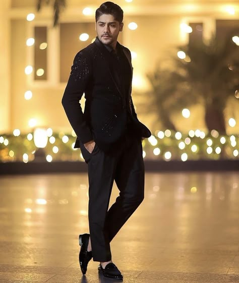 Dulha Single Pose, Groom Solo Poses, Groom Stills, Dulha Pose, Reception Poses, Engagement Portraits Poses, Marriage Poses, Groomsmen Wedding Photos, Single Pose