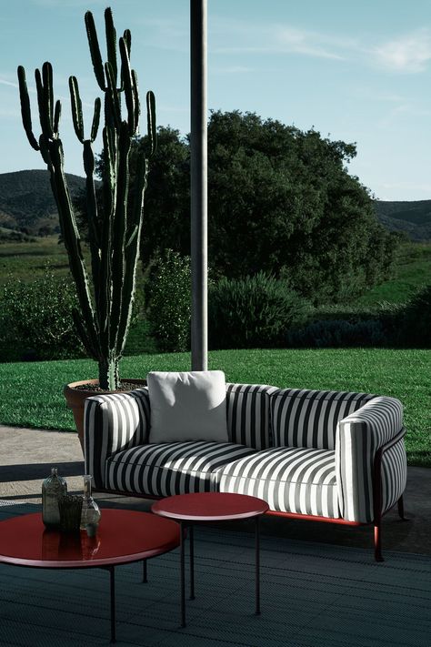 New Outdoor Loveseats for a Small Lounge En Plein Airelledecoritalia Bb Italia, Garden Side Table, Offer Design, Piero Lissoni, Outdoor Loveseat, Timeless Furniture, Outdoor Seat, Outdoor Furniture Collections, Three Seater Sofa