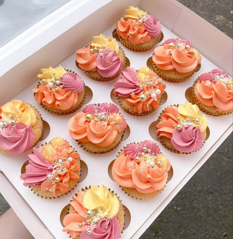 Pink And Peach Cupcakes, Sunset Cupcake Ideas, Peach Color Cupcakes, Peach Theme Cupcakes, Pink And Yellow Cupcakes, Orange Cupcakes Decoration, 70s Cupcakes, Sunset Cupcakes, Girly Cupcakes Birthday