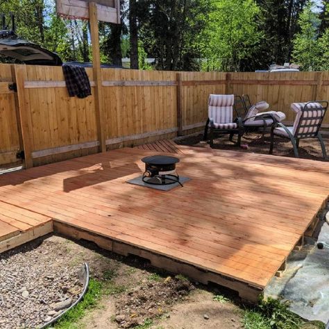 Pallet Decking Diy, Cheap Floating Deck, Wooden Patio Deck, Pallet Deck Diy How To Build A, How To Build A Patio, How To Build A Deck On The Ground, Easy Deck Ideas Diy, Pallet Floating Deck, Tiny Deck Ideas