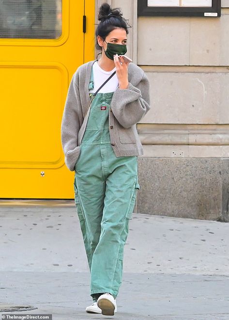 Green Overalls Outfits Aesthetic, Green Overalls Aesthetic, Styling Baggy Overalls, Green Dungarees Outfit, Overall Styling, Green Overall Outfit, How To Style Overalls, Baggy Overalls Outfit, Overalls Styling