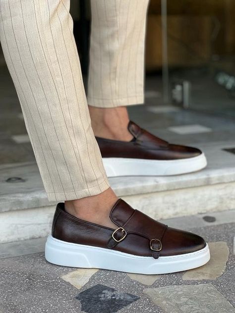 Hot fast and very nice fall to wear😊 Brown Casual Shoes, Suit Man, Double Monk Strap, Kicks Shoes, Suede Leather Shoes, Brown Loafers, Elegant Man, نظارات شمسية, Loafer Sneakers