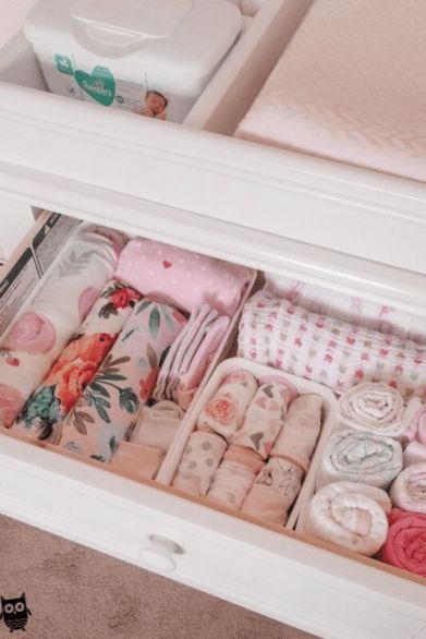 NURSERY STORAGE IDEA FOR BABY BLANKETS AND SWADDLES 3 Dresser Organization Ideas, Folding Baby Clothes, Nursery Dresser Organization, Shoe Organization Diy, Nursery Drawer, Drawer Labels, Baby Dresser, Baby Clothes Organization, Baby Nursery Inspiration