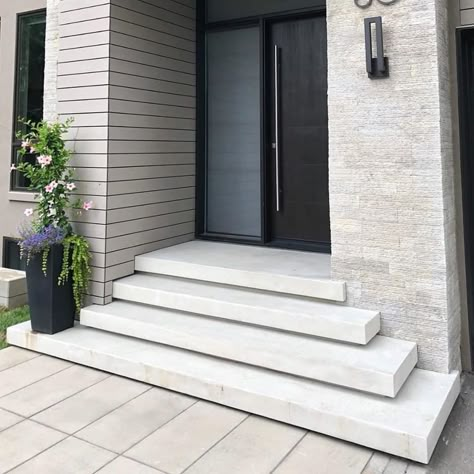 Modern Front Steps, Concrete Front Steps, Apartment Front Doors, Modern Front Porches, Ideas For Front Yard, Entrance Stairs, Outside Steps, Front Door Steps, Front Porch Steps