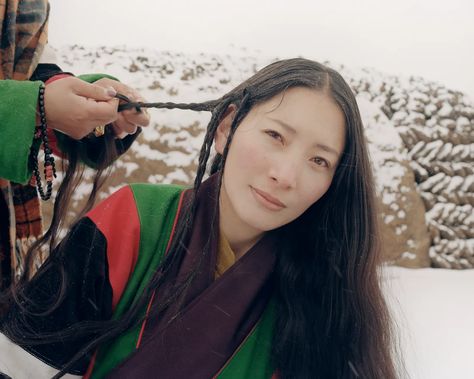 How This Tibetan Community Is Modernizing a Centuries-Old Braiding Tradition | Vogue Indigenous Hairstyles, Counting Sheep, Universal Language, Cut Her Hair, Lady Girl, Hair Braiding, Relationship Status, People Of The World, Vogue Italia