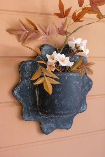 Diy Wall Pocket, Wall Pockets Clay, Ceramic Wall Vase, Ceramic Wall Pocket, Wall Pocket Ideas, Pottery Wall Pockets, Clay Wall Decor, Wall Pots, Wavy Wall