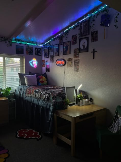 Hypebeast Dorm Room Ideas, Men’s College Dorm Decor, Dorm Room Hallway, Dorm Dark Aesthetic, Cool Dorm Rooms For Guys, Dorm Decor Men, Streetwear Dorm Room, Hbcu Dorm Room, College Dorm Room Ideas Aesthetic Black