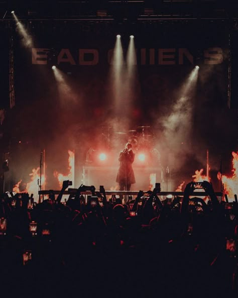 Dark Ipad Aesthetic, Bad Omens Concert, Bad Omens Aesthetic, Rock Concert Aesthetic, Metalcore Aesthetic, Concert Photoshoot, Artists Aesthetic, Grace Abounds, Spencer Charnas