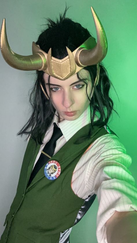 #loki #lokicosplay #marvel #mcu #marvelcosplay Womens Loki Costume, Loki Makeup, Loki Cosplay Diy, Loki Cosplay Tutorial, Loki Halloween Costume, Fem Loki Cosplay, Marvel Halloween, Marvel Halloween Costumes, Lady Loki Cosplay