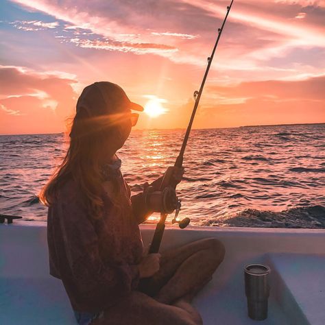 Fishing Date Ideas, Cute Fishing Pictures, Deep Sea Fishing Aesthetic, Fishing Asethic, Fishing Girl Aesthetic, Fishing Aesthetic Ocean, Fishing Pictures Photography, Fun Life Aesthetic, Fishing On Boat