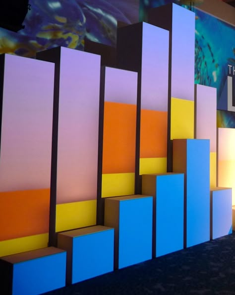 Colorful Stage Design, 70s Stage Design, Tedx Design, Stage Backdrop Ideas, Giant Building Blocks, Latin Grammys, Stage Ideas, School Murals, Stage Props