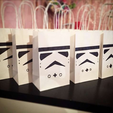 Lego Star Wars Birthday Party, Star Wars Favors, Lego Star Wars Birthday, Decoracion Star Wars, Star Wars Themed Birthday Party, Lego Star Wars Party, Birthday Star Wars, Star Wars Theme Party, Star Wars Party Ideas