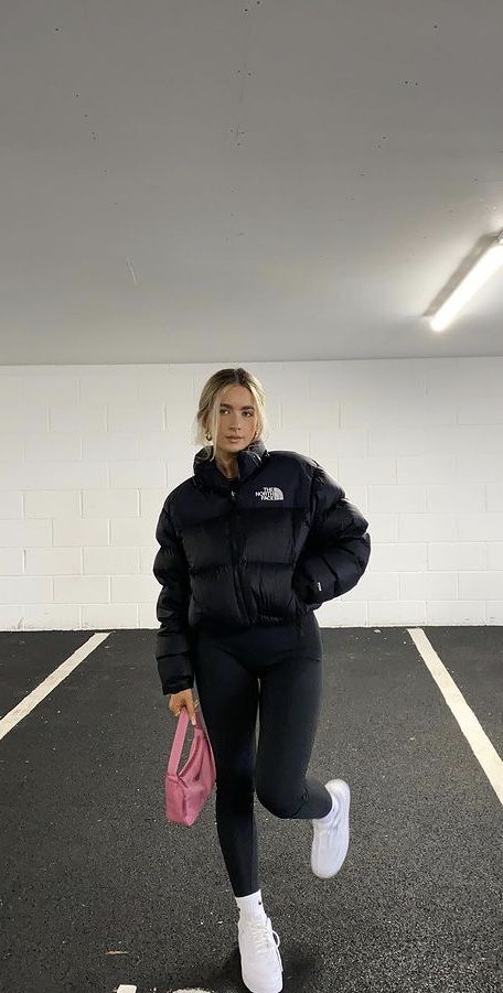 North Face Jacket Outfit, Doudoune The North Face, Puffer Jacket Outfit, Looks Jeans, Skandinavian Fashion, Cold Outfits, Uni Outfits, Looks Party, Neue Outfits