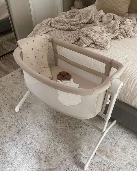 Nursery With Bassinet, Next To Bed Bassinet, Bassinet Set Up In Parents Room, Baby Set Up In Parents Room, Baby Products Aesthetic, Baby Bedroom Ideas Newborn, Bassinet In Parents Room, Newborn Baby Room Ideas, Baby Bassinet Ideas