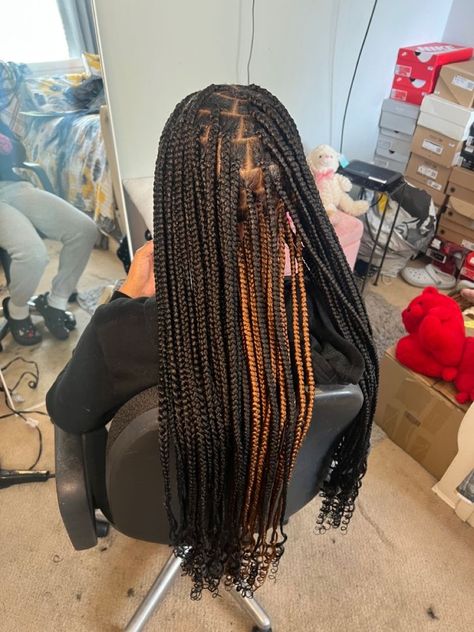 Small Knotless Box Braids Long Peek A Boo, Knotless Braids With Brown Peekaboo, Black And 30 Knotless Braids, Peakaboo Knotless Box Braids, Medium Knotless Braids Curls At The End, Peek A Boo Box Braids Medium, Knotless Braids With Curly Ends And Color, Pikaboo Braids With Curls, Trible Braids Peekaboo