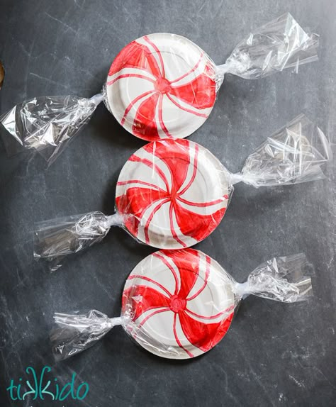 Paper plates decorated to look like giant peppermint candies. Giant Peppermint Candy, Candy Christmas Garland, Peppermint Candy Decorations, Peppermint Christmas Decor, Peppermint Forest, Christmas In July Decorations, Candy Decorations Diy, Diy Christmas Candy, Christmas Door Decorating Contest