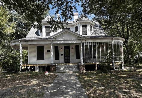 Upstairs Addition, Fixer Upper Homes, Industrial Decor Kitchen, Historic Homes For Sale, Old Manor, Old Houses For Sale, Texas Homes, Screened In Porch, Historic Home