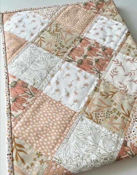 Quilting Styles, Aesthetic Quilt Patterns, Pink And Brown Quilt Ideas, Fabric Inspiration Board, Neutral Patchwork Quilt, Floral Quilts Ideas, Handmade Patchwork Quilt, Neutral Quilts Ideas Farmhouse, Quilting By Hand