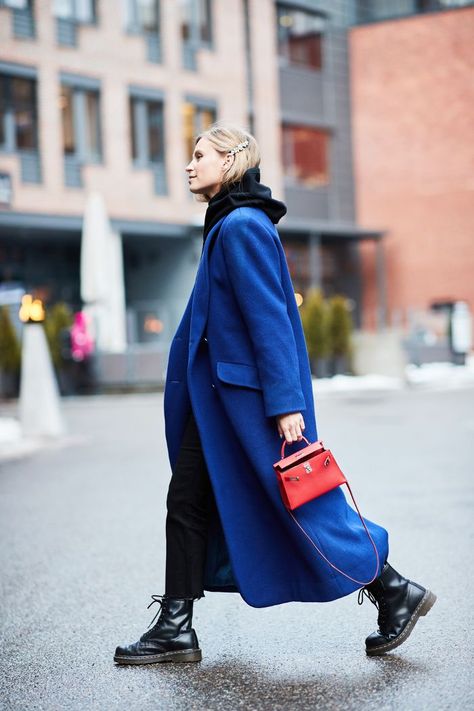 Stuck in a rut? We found all of the best winter outfit ideas in one place—get ready to be obsessed. Oslo Fashion, Fall Fashion Coats, Street Style 2018, Moda Paris, Blue Coat, Looks Street Style, Street Style Trends, Street Style Winter, Winter Mode