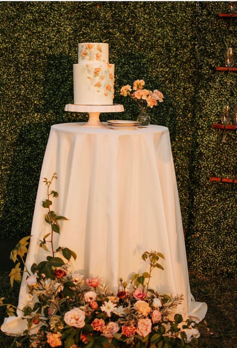 Table Decorations Farmhouse, Jean Flowers, Drinks Catering, Wedding Cake Backdrop, Grooms Cake Tables, Wedding Cake Display Table, Planner Table, Farmhouse Estate, Cake Table Backdrop